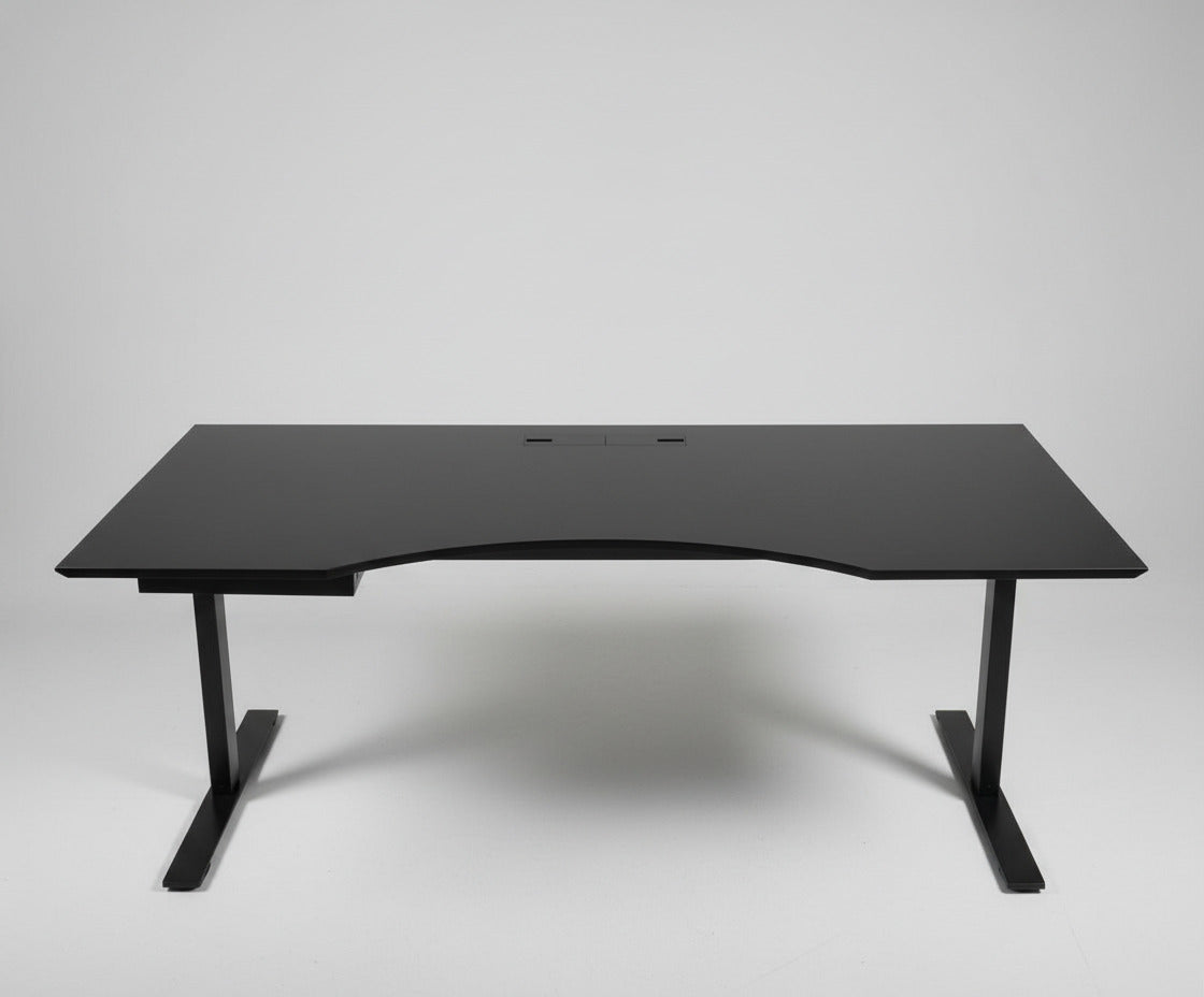 Dencon hæve-sænkebord i sort med linoleumsbordplade og elegant mavebue, set forfra. Elektrisk højdejusterbart bord 180x90 cm med kabelgennemføring.